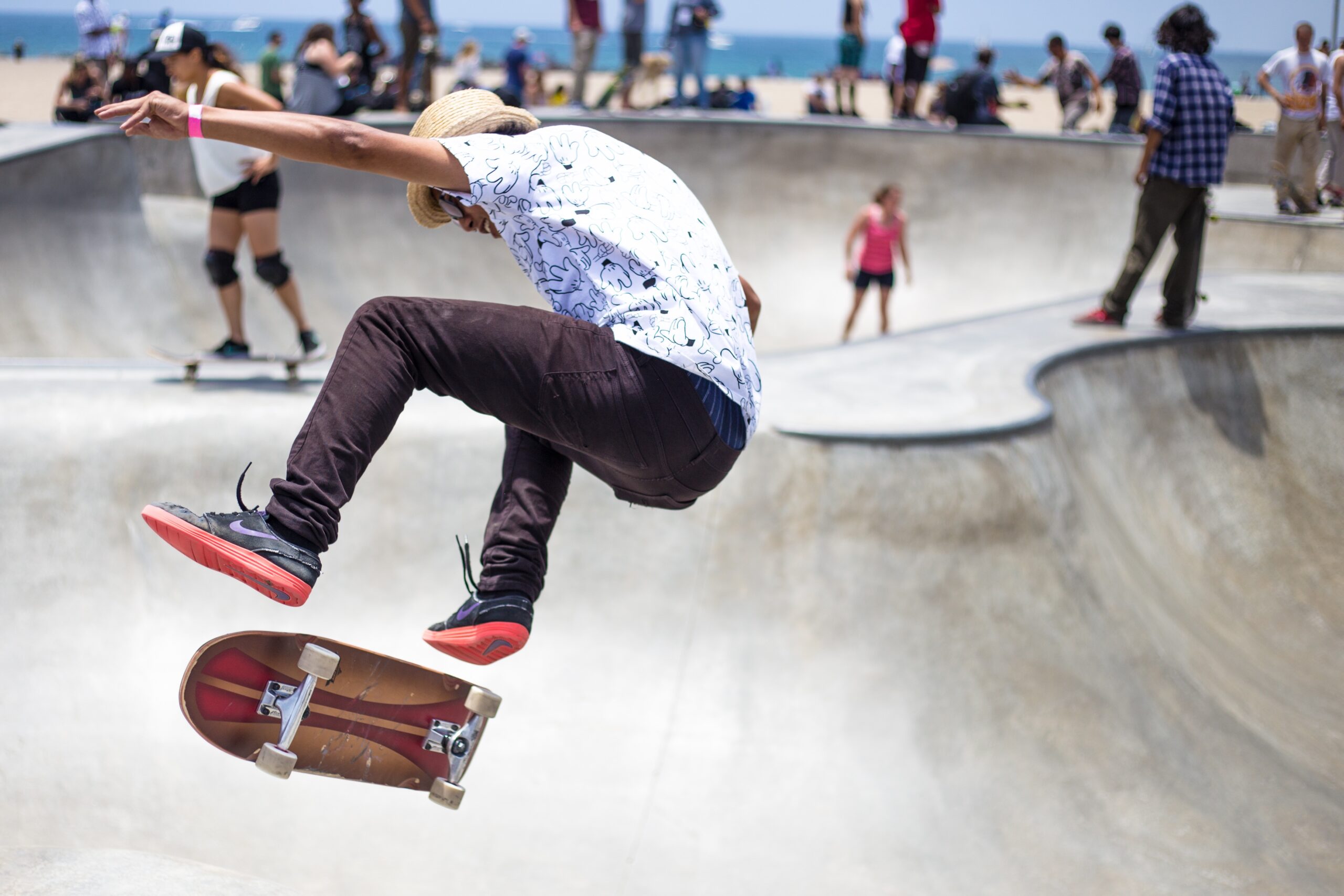 Man riding skasteboard